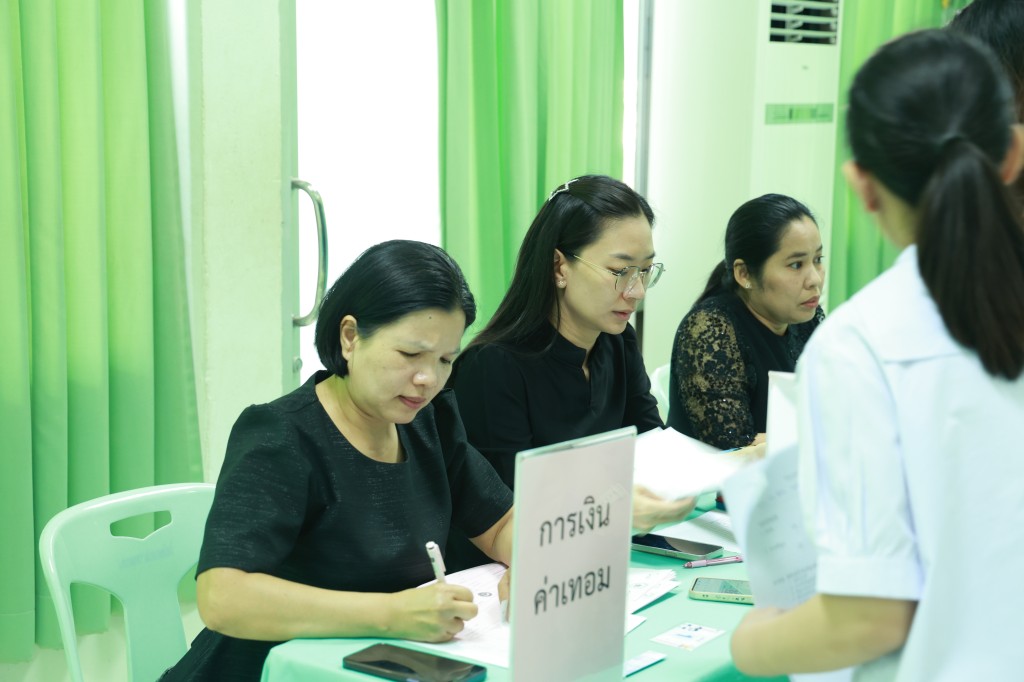 ข่าว มอบตัวนักเรียนโครงการห้องเรียนพิเศษวิทย์-คณิต ม.1