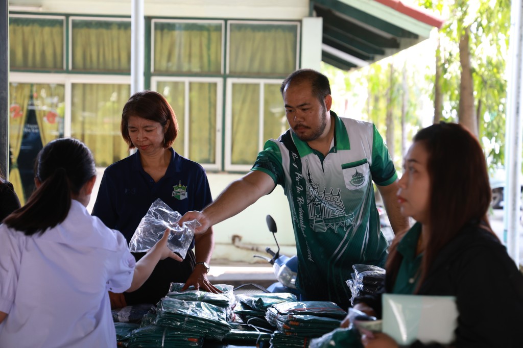 ข่าว มอบตัวนักเรียนโครงการห้องเรียนพิเศษวิทย์-คณิต ม.1
