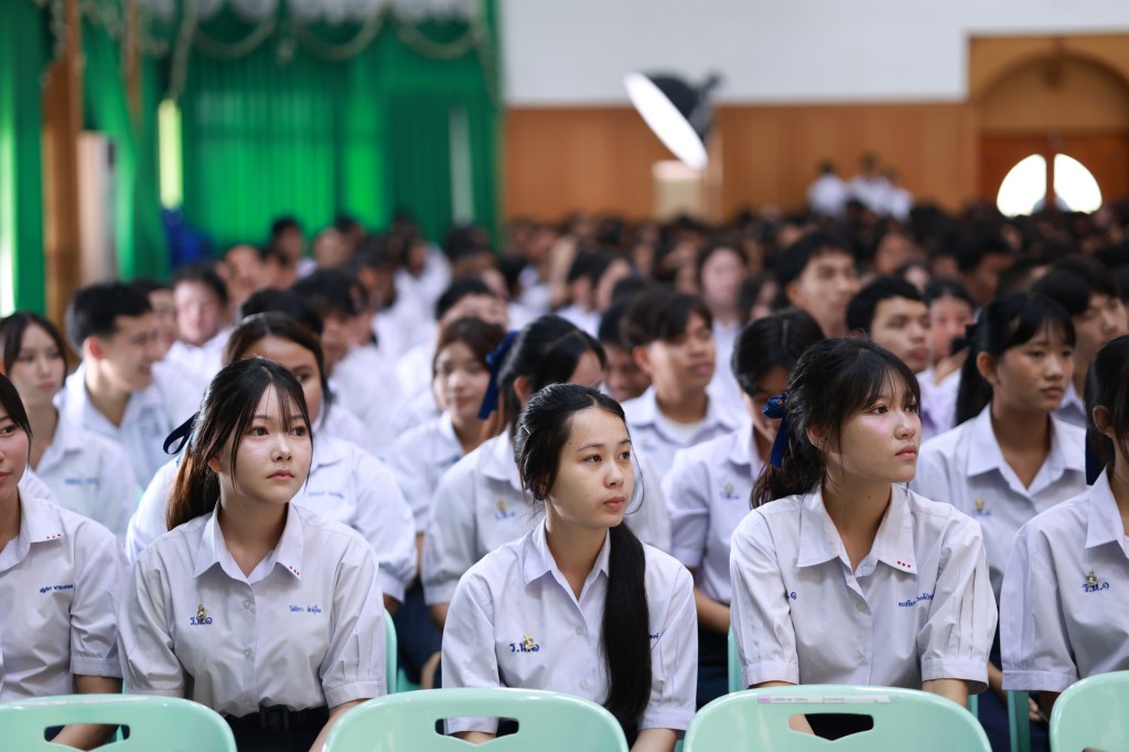 ข่าว พิธีมอบประกาศนียบัตรให้แก่นักเรียนชั้นมัธยมศึกษาปีที่ ๓ และ ๖